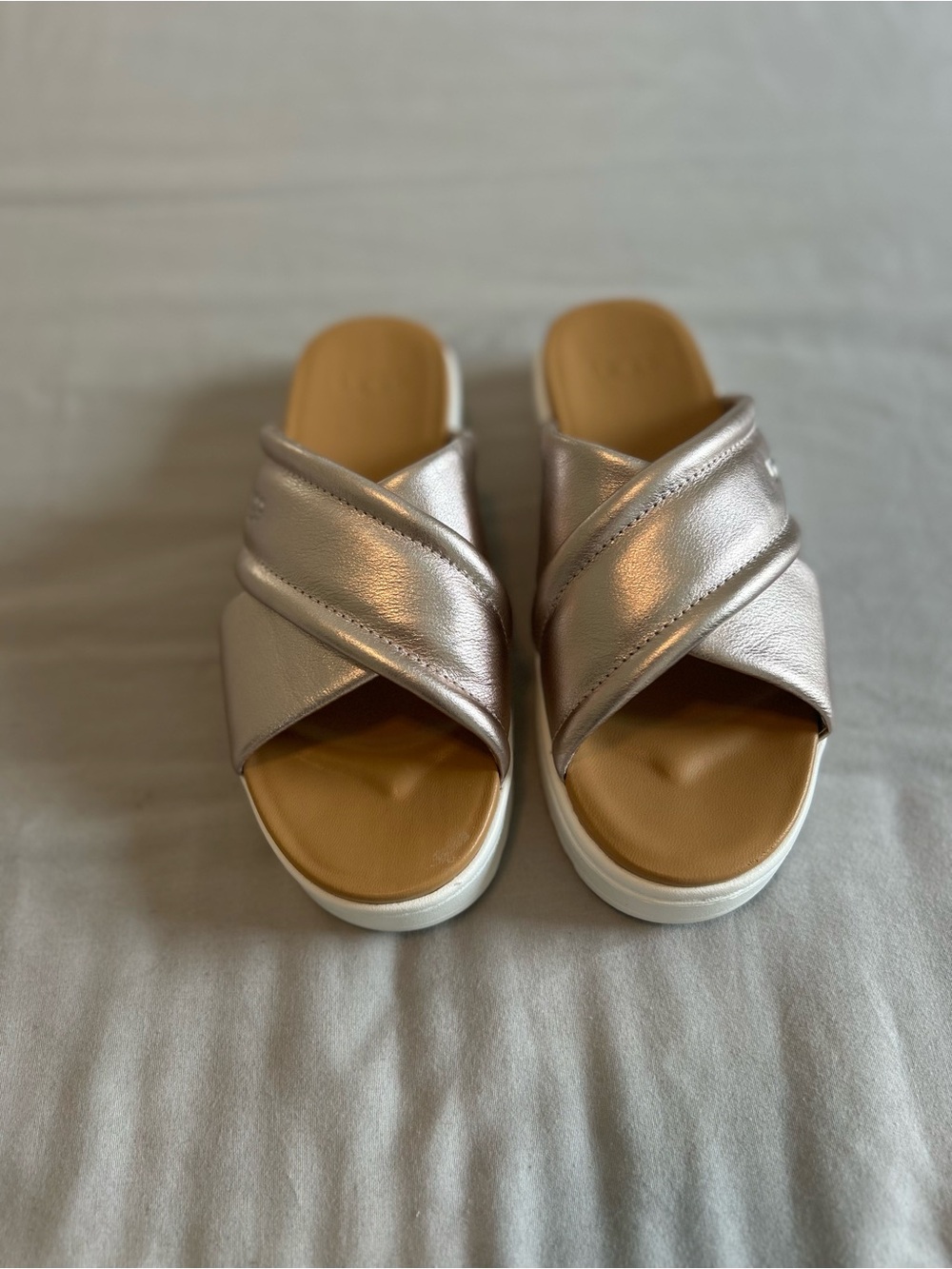 UGG Women’s Metallic Rose Gold Cross-Band Slide Sandals size 5 - Picture 3 of 6